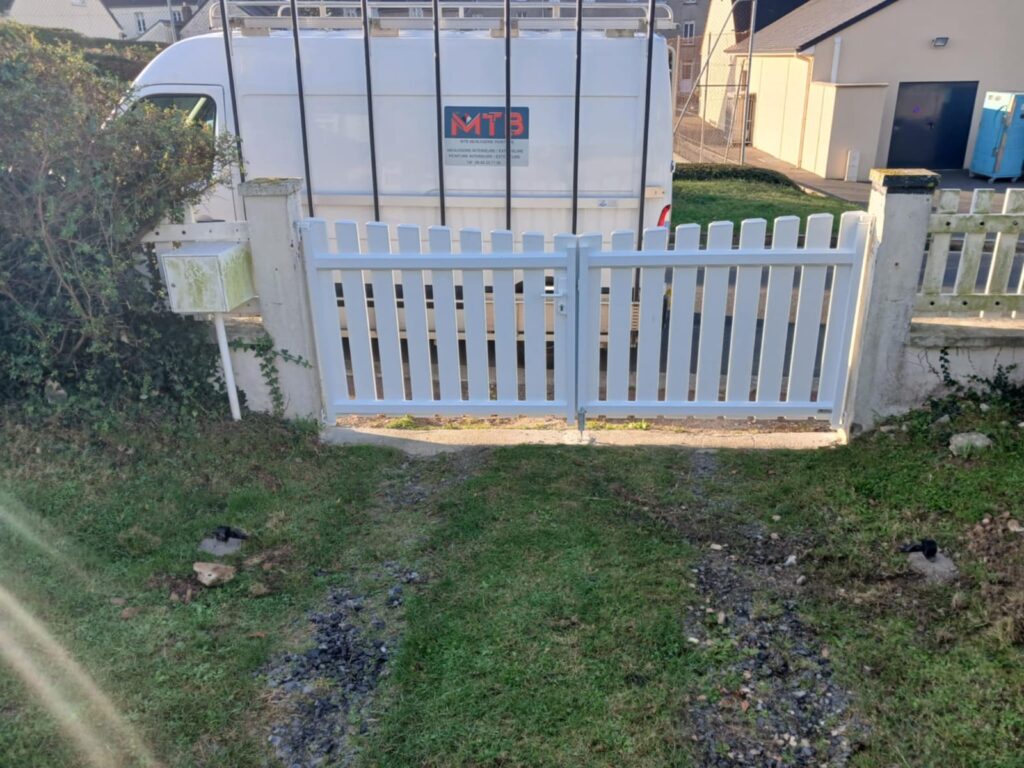 Installation d’une barrière en bois extérieur pour sécurisation de terrain en Normandie par MTB Menuiserie Peinture