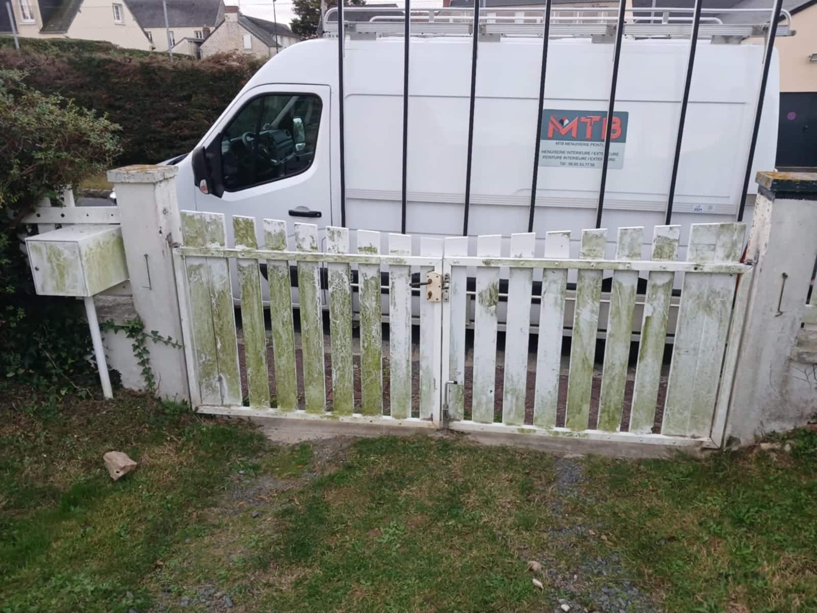 Aménagement d’une clôture en bois autour d’une maison en Normandie par MTB Menuiserie Peinture