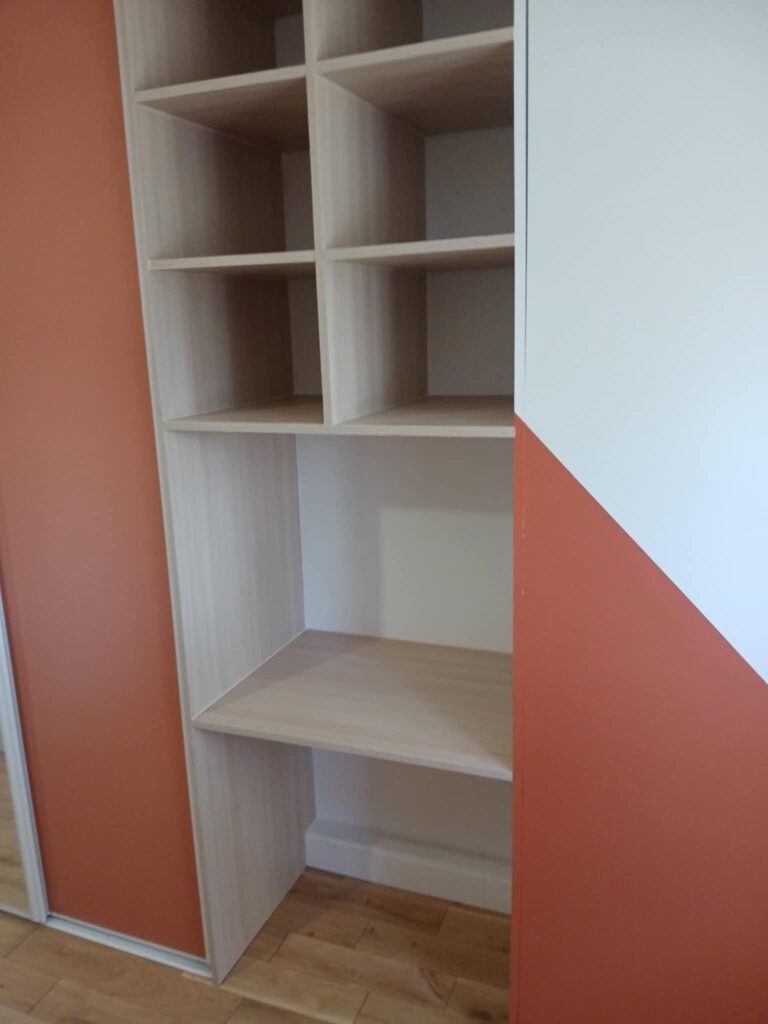 Création d’un dressing sur mesure avec finitions peintes en intérieur en Normandie par MTB Menuiserie Peinture