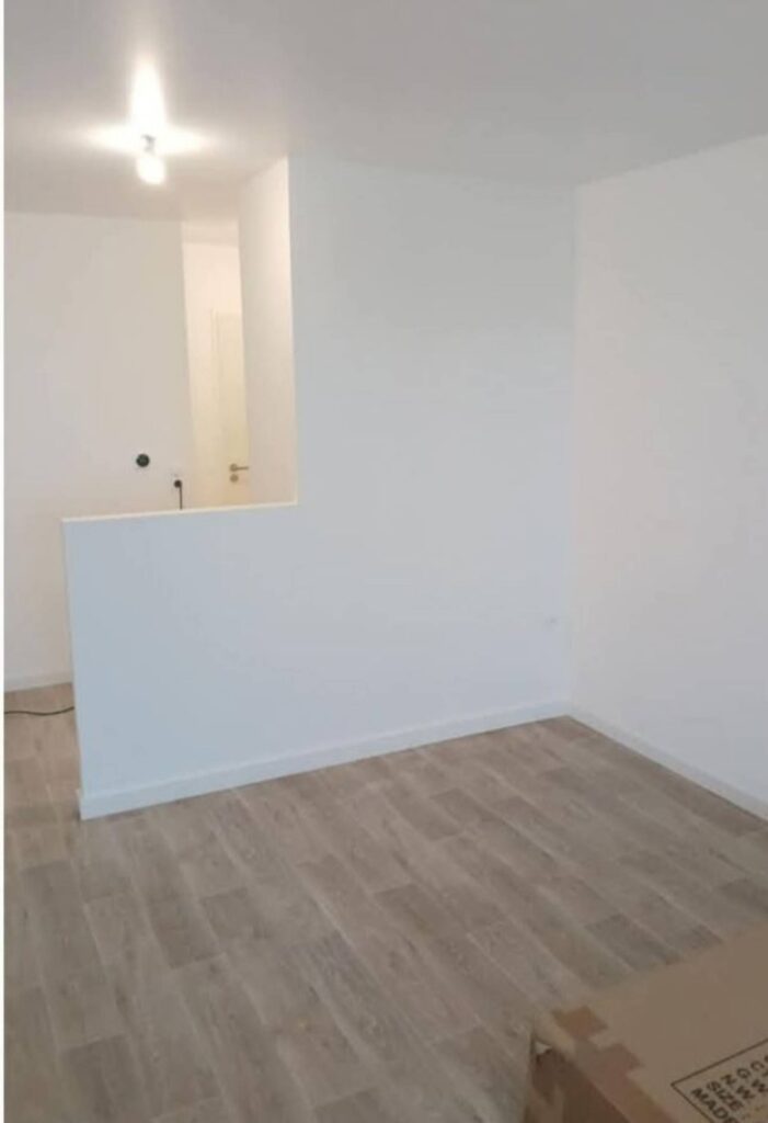 Création d'une cloison en placo et fabrication d'un dressing avec portes battantes à Caen